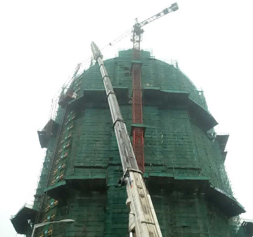 灵宝吊车在工地上作业